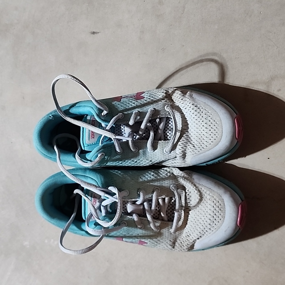 Underarms Youth 6 Girls tennis shoes